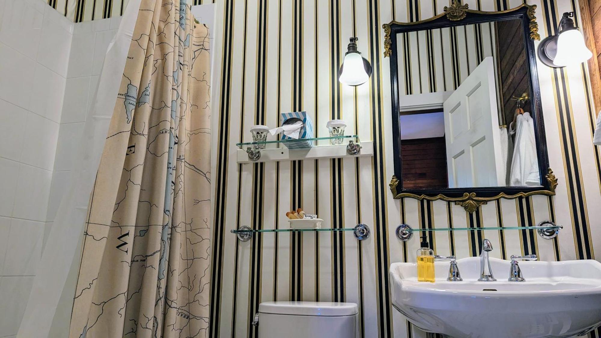 Heart Of The Village Bed & Breakfast In Shelburne Vt Rum bild