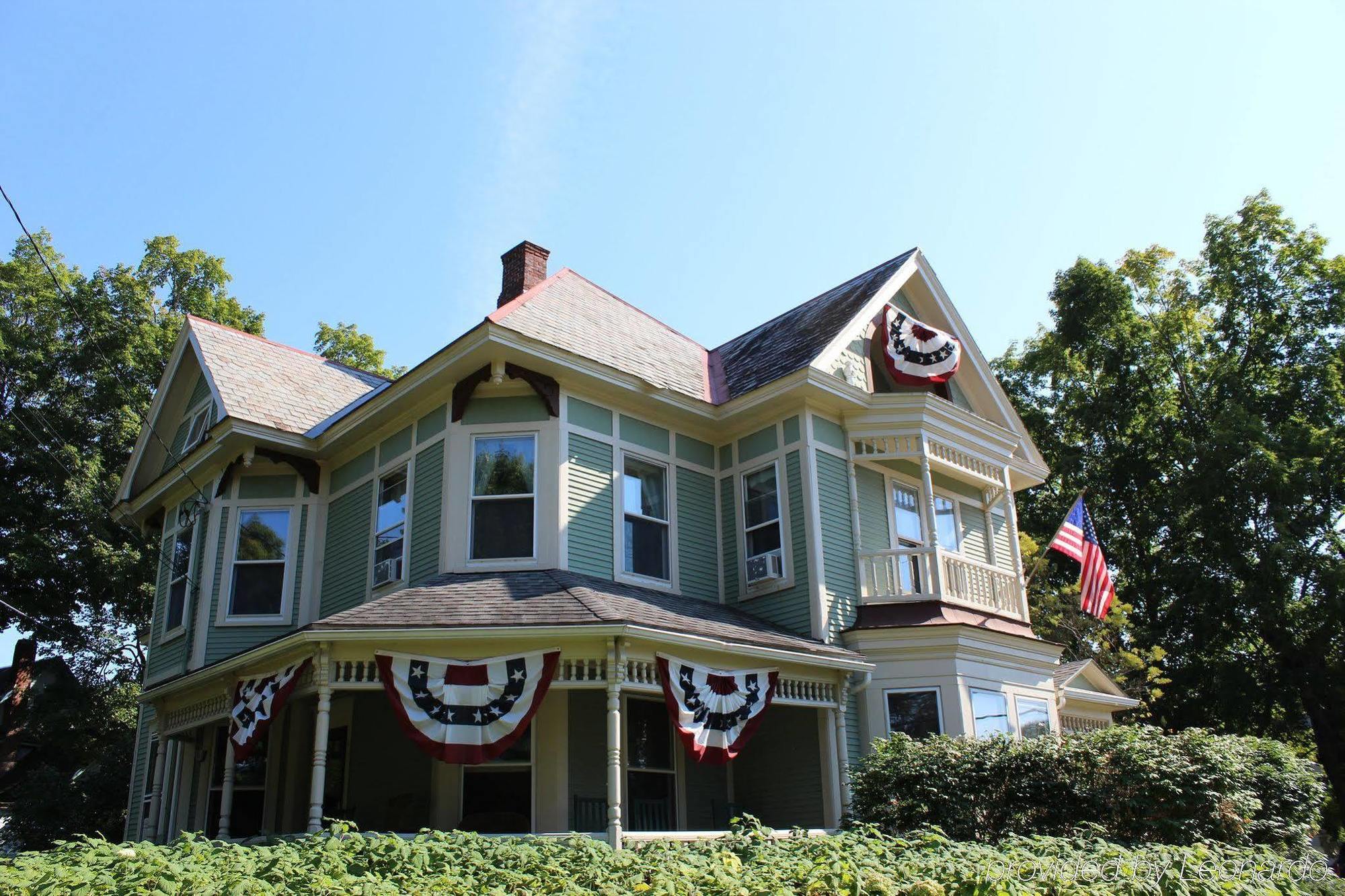 Heart Of The Village Bed & Breakfast In Shelburne Vt Exteriör bild